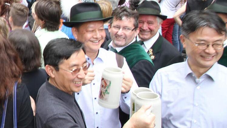 Nicht wirklich prominent, aber dennoch vom Berg begeistert. Globalisierung auf Fränkisch. Foto: Michael Busch