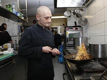 Guiseppe schwenkt trotz seiner Krankheit im Nürnberger Restaurant "Estragon" die Pfanne.  Foto: Matthias Hoch