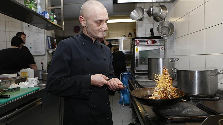 Guiseppe schwenkt trotz seiner Krankheit im Nürnberger Restaurant "Estragon" die Pfanne.  Foto: Matthias Hoch