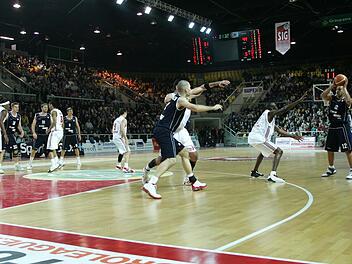 In der Saison 2005/06 trugen die Bamberger ihre Euroleague-Heimspiele allesamt in der Arena Nürnberg aus. Dieses Bild zeigt eine Spielszene in der Partie gegen SIG Straßburg. Foto: sportpress