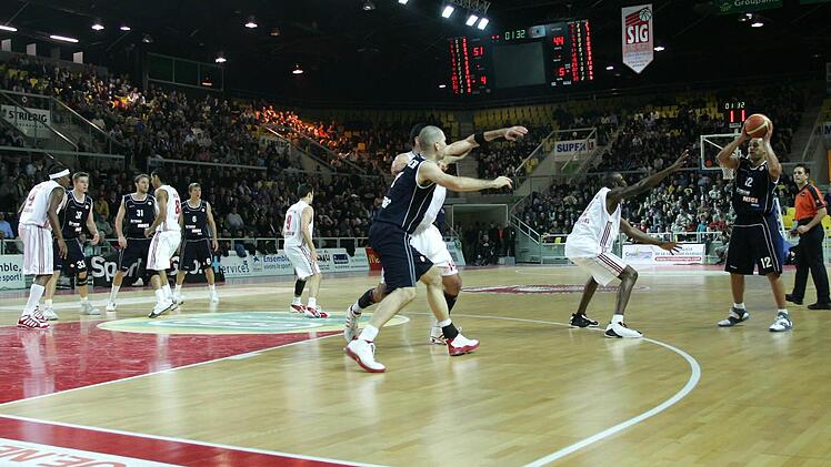 In der Saison 2005/06 trugen die Bamberger ihre Euroleague-Heimspiele allesamt in der Arena Nürnberg aus. Dieses Bild zeigt eine Spielszene in der Partie gegen SIG Straßburg. Foto: sportpress