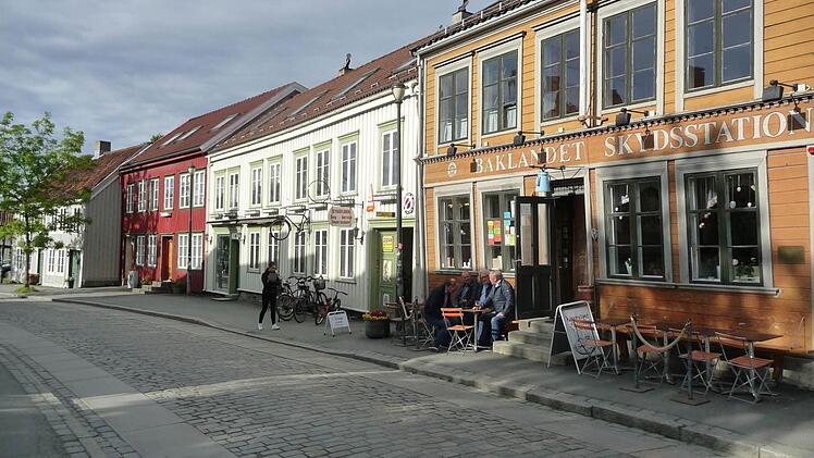 ... aber auch in Norwegen gibt's Straßencafe-Flait wie in Südeuropa.Foto: Rolf Nebel