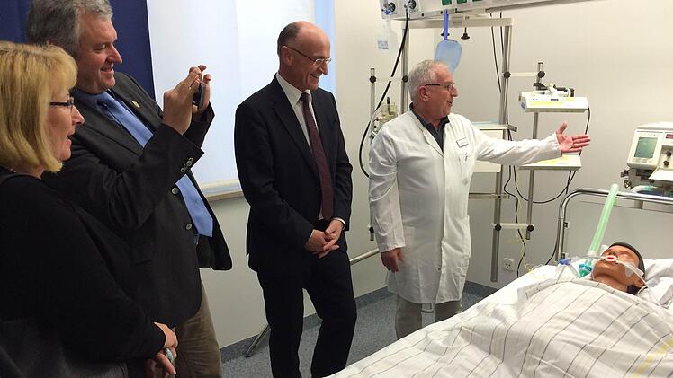 Regierungsdirektorin Adelheid Hüttlinger (von links), Bürgermeister Jürgen Hennemann und Landrat Wilhelm Schneider lassen sich von Jakob Perzl die Besonderheiten im neuen ICM-Zimmer erklären.  Foto: S. Dann