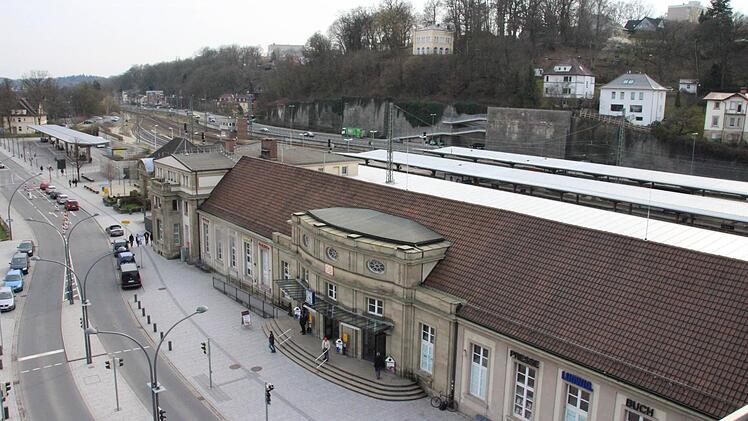 Von der HUK-Vorstandsetage hat man den Bahnhof im Blick. Ein regelmäßiger ICE-Halt wäre "positiv", sagt Wolfgang Weiler. Foto: Simone Bastian