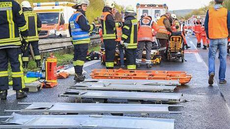 Die Feuerwehren und Rettungsmannschaften standen bereit, um nach der Erstversorgung die Verletzten in die Krankenhäuser zu bringen.