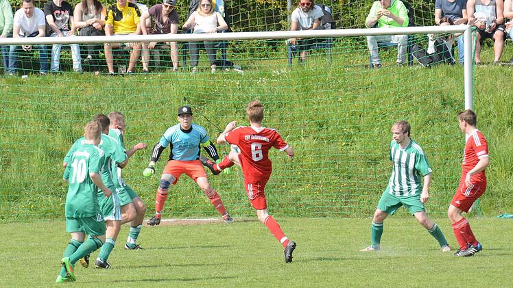 Blick auf das Spiel des FC Hammelburg gegen den TSV Reiterswiesen. Foto: Hopf