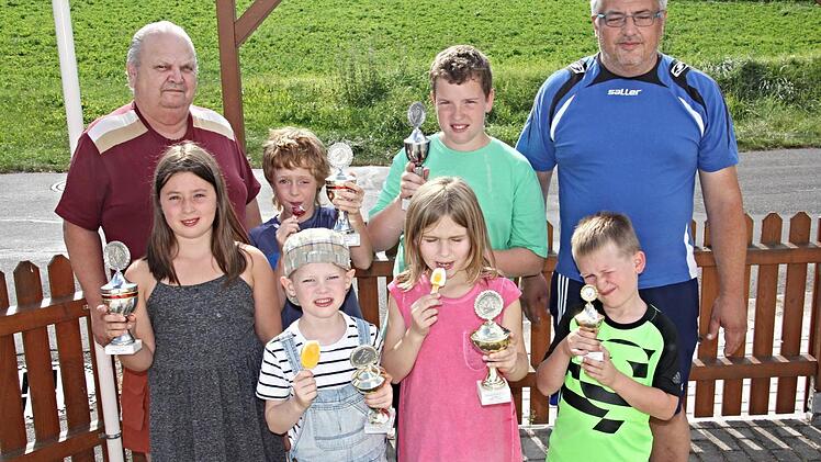 Die Besten ihrer Gruppe mit ihren Pokalen zusammen mit Leo Kern (hinten links) und Vorsitzenden Jürgen Oppelt (hinten rechts). Weiter von links: Selina, Conny, Erik, David, Evelyn und Moritz. Foto: Helmut Will