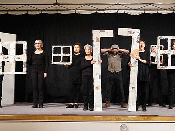 Proben noch einmal vor der Premiere: (v.l.n.r.) Rüdiger Klein, Silke Held, Doris Kestler, Ulla Zeppenfeld, Markus Müller, Elisabeth Merklein, Christina Triebener und Gerlinde Lamprecht.  Foto: pr