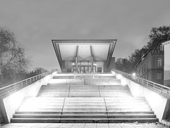 Sebastian Kolm: Treppenaufgang zum Kino Utopolis.  Foto: Aus dem Bildband