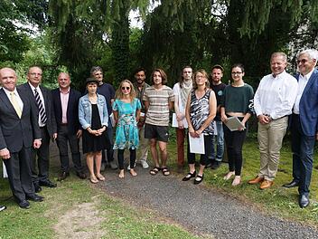 Abschlussfeier an der Staatlichen Berufsfachschule für Holzbildhauer mit (von links) Landrat Thomas Habermann, Gustav Eirich (Abteilungsleiter, Regierung von Unterfranken), Bürgermeister Georg Seiffert, Hannah Arneke, Klassenlehrer Dietmar Balling, Rebekka Judith Barth, Johnatan Araujo Sousa, Ignaz Heinroth, Robin Lietz, Gabriele Rückher-Schinko, Sascha Euring, Johanna Helle, Martin Bühner (künstlerischer Leiter) und Schulleiter Kurt Haßfurter. Foto: Marion Eckert