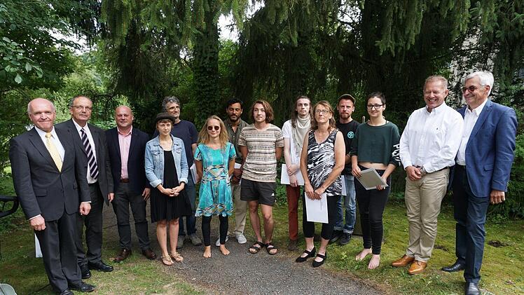 Abschlussfeier an der Staatlichen Berufsfachschule für Holzbildhauer mit (von links) Landrat Thomas Habermann, Gustav Eirich (Abteilungsleiter, Regierung von Unterfranken), Bürgermeister Georg Seiffert, Hannah Arneke, Klassenlehrer Dietmar Balling, Rebekka Judith Barth, Johnatan Araujo Sousa, Ignaz Heinroth, Robin Lietz, Gabriele Rückher-Schinko, Sascha Euring, Johanna Helle, Martin Bühner (künstlerischer Leiter) und Schulleiter Kurt Haßfurter. Foto: Marion Eckert