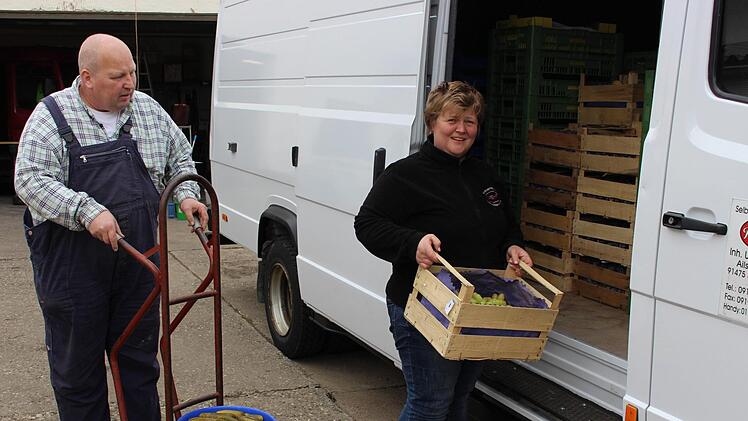 Ulrike und Jürgen Krafft bieten ein großes Sortiment an frischen und selbst konservierten Produkten an. Evi Seeger