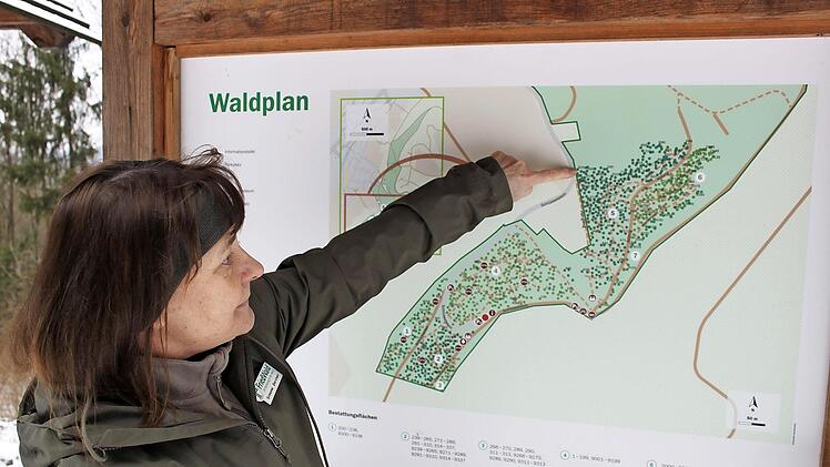 Simone Zercher erklärt den Friedwald. Fotos: Carmen Schwind
