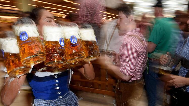 Die höhere Umsatzpacht für die Wirte wird sich auf den Preis für die Wiesn-Maß auswirken. Foto: dpa