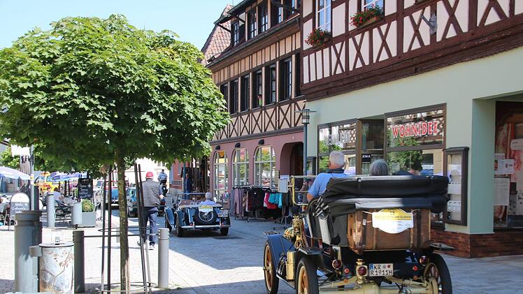 Das Ford T-Modell durchquert die Staffelsteiner BahnhofstraßeMatthias Einwag