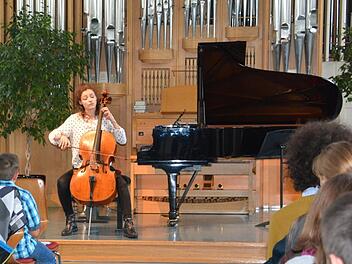 Anastasia Kobekina beim Konzert im Orgelsaal der Berufsfachschule für Musik Bad Königshofen. Sie war sichtlich mit den Klängen ihres Musikstücks eins. Foto: Friedrich