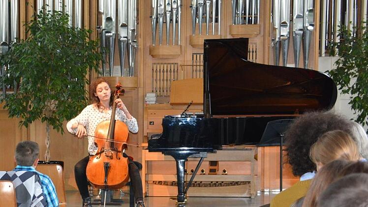 Anastasia Kobekina beim Konzert im Orgelsaal der Berufsfachschule für Musik Bad Königshofen. Sie war sichtlich mit den Klängen ihres Musikstücks eins. Foto: Friedrich