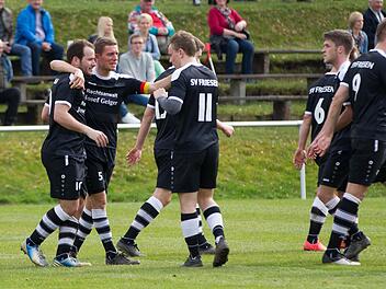 Dominik Zwosta war Kapitän des Landesligisten SV Friesen und feierte mit seinem Freund Christian Brandt (links) tolle Siege im Trikot der Frankenwälder. Als Spielertrainer will er in dieser Saison seinen SC Steinbach am Wald ins gesicherte Mittelfeld der Kreisklasse führen. Foto: FT-Archiv/Heinrich Weiß