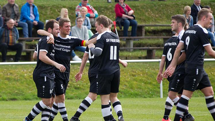 Dominik Zwosta war Kapitän des Landesligisten SV Friesen und feierte mit seinem Freund Christian Brandt (links) tolle Siege im Trikot der Frankenwälder. Als Spielertrainer will er in dieser Saison seinen SC Steinbach am Wald ins gesicherte Mittelfeld der Kreisklasse führen. Foto: FT-Archiv/Heinrich Weiß