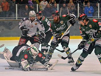 Die HEC-Defensive um Goalie Philipp Schnierstein machte gegen Rosenheim einen guten Job, leistet sich nur wenige Fehler. Doch diese wurden eiskalt bestraft. Foto: Picturedreams/Archiv