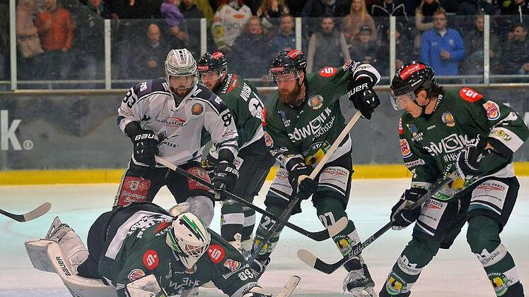 Die HEC-Defensive um Goalie Philipp Schnierstein machte gegen Rosenheim einen guten Job, leistet sich nur wenige Fehler. Doch diese wurden eiskalt bestraft. Foto: Picturedreams/Archiv