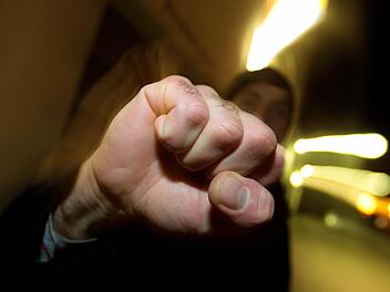 N&uuml;rnberg: Betrunkener attackiert Beamte