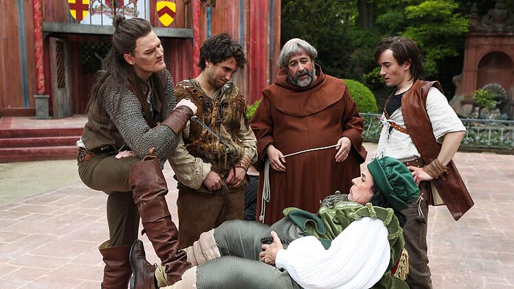 "Robin Hood" feierte Premiere als Familienstück auf der Coburger Freilicht-Bühne am Herzog-Alfred-Brunnen im Hofgarten.Foto: Henning Rosenbusch