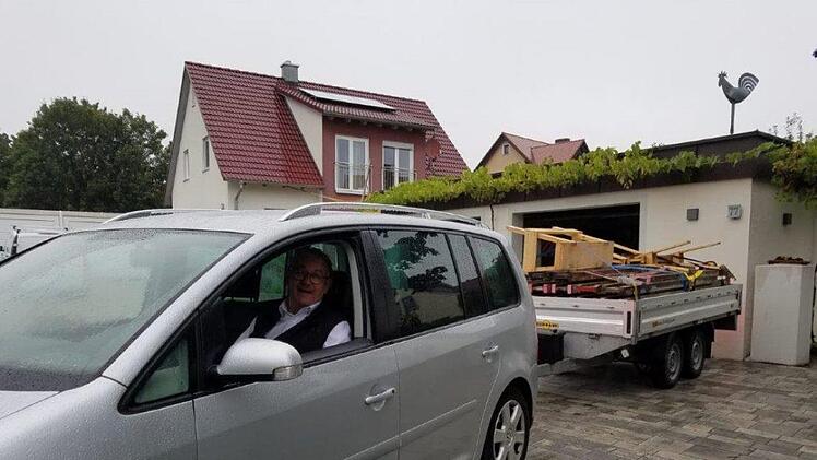 Mit einem Hänger voller Schalungsbrettern machte sich Wolfgang Müller-Britting auf den Weg nach Roidinprivat