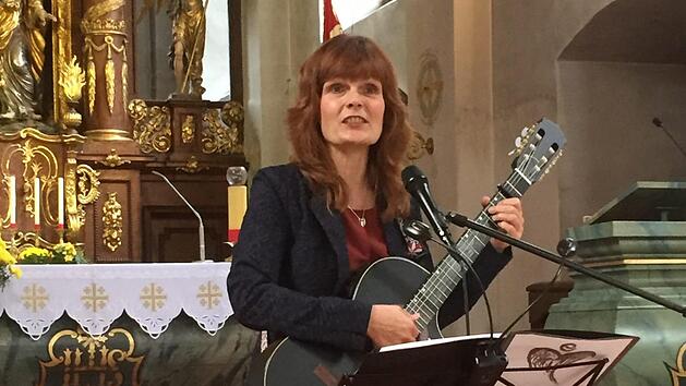 In den zurückliegenden Jahren hat Liedermacherin  Eva-Maria Klöhr eine tiefe innere Beziehung zur Klosterkirche auf dem Kreuzberg aufgebaut, für die sie dankbar ist. Diese Liebe und Dankbarkeit verbarg sich auch in ihren Liedern.Regina Rinke