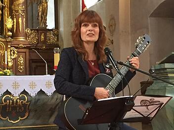 In den zurückliegenden Jahren hat Liedermacherin  Eva-Maria Klöhr eine tiefe innere Beziehung zur Klosterkirche auf dem Kreuzberg aufgebaut, für die sie dankbar ist. Diese Liebe und Dankbarkeit verbarg sich auch in ihren Liedern.Regina Rinke
