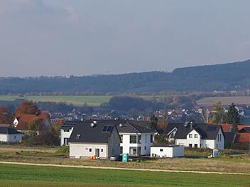 In Küps wurden in den letzten Jahren einige Baugebiete ausgewiesen, wie hier im "Melm II" (Stand 2018). Dennoch reichen die Bauplätze nicht aus. Dem Bürgermeister geht es nun darum, auch Baulücken innerorts zu schließen, beziehungsweise zu verhindern.  Foto: Veronika Schadeck