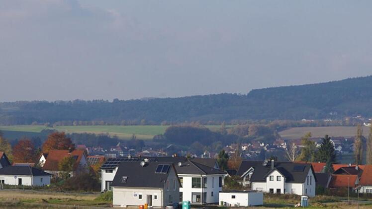 In Küps wurden in den letzten Jahren einige Baugebiete ausgewiesen, wie hier im "Melm II" (Stand 2018). Dennoch reichen die Bauplätze nicht aus. Dem Bürgermeister geht es nun darum, auch Baulücken innerorts zu schließen, beziehungsweise zu verhindern.  Foto: Veronika Schadeck