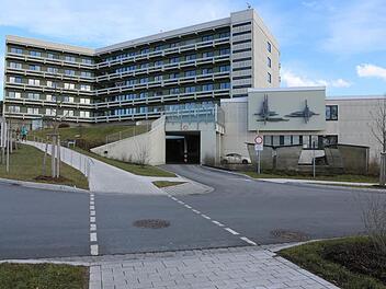 Das alte Klinikum in Lichtenfels wird darauf vorbereitet, als Notkrankenhaus in Betrieb zu gehen. Hier soll Platz geschaffen werden für Corona-Patienten.  Foto: Barbara Herbst