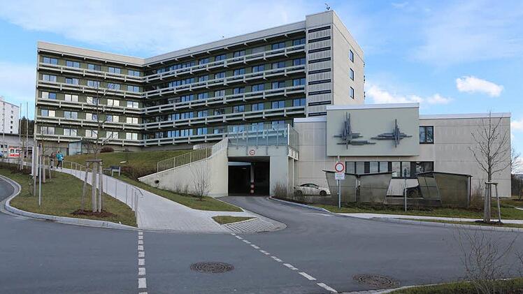 Das alte Klinikum in Lichtenfels wird darauf vorbereitet, als Notkrankenhaus in Betrieb zu gehen. Hier soll Platz geschaffen werden für Corona-Patienten.  Foto: Barbara Herbst