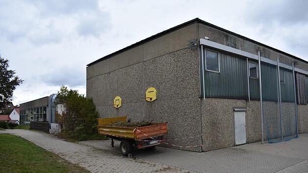 Das Hallenbad (l.) und die Turnhalle werden abgerissen. An anderer Stelle soll das Lehrschwimmbecken entstehen. Foto: Petra Malbrich