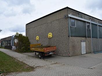 Das Hallenbad (l.) und die Turnhalle werden abgerissen. An anderer Stelle soll das Lehrschwimmbecken entstehen. Foto: Petra Malbrich