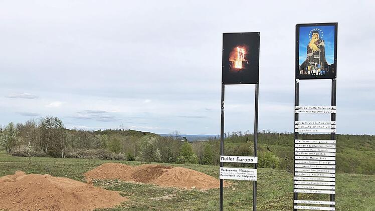 Diese Skulpturen waren der Auslöser für die Querelen, denn sie liegen im Naturschutzgebiet und der von einem Landwirt gepachteten Fläche. Foto: Hanns Friedrich