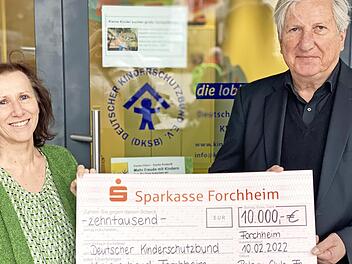 Elisabeth Hümmer, Vorsitzende des Kinderschutzbund Forchheim e.V., und Engelbert Heimerl, Präsident des Rotary-Clubs Forchheim, bei der Übergabe des Spendenschecks
