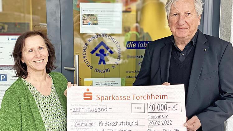 Elisabeth Hümmer, Vorsitzende des Kinderschutzbund Forchheim e.V., und Engelbert Heimerl, Präsident des Rotary-Clubs Forchheim, bei der Übergabe des Spendenschecks