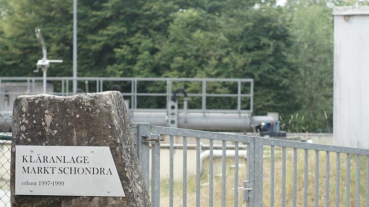 Die Kläranlage des Marktes Schondra in Schönderling verfügt über keine Presse für Klärschlamm. Der Gemeinderat tut sich schwer mit einer Entscheidung, was künftig damit geschehen soll. Foto: Steffen Standke