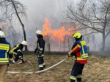 Scheune in Oberfranken in Flammen -  Bewohner verletzt