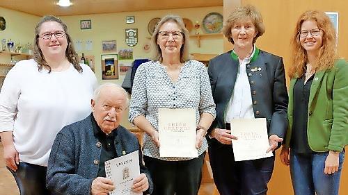 F&uuml;r 40 Jahre Mitgliedschaft wurden geehrt: Karl Riedel (vorne), Karin K&uuml;fner (h. 2.v.l.) und Doris Riedel (h.3.v.l.). Es gratulierten 1. Vorsitzende Stefanie Pleithner (l.) und 2. Vorsitzende Vanessa M&uuml;ller (r.).