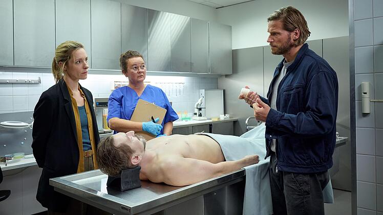 Kommissarin Hannah Voigt (Friederike Linke. links), Gerichtsmedizinerin Luna Behrens (Petra Friedrich) und Eric Seeler (Sebastian Str&ouml;bel) wollen einen Mord aufkl&auml;ren. Erwischt hat es einen Bootsbesitzer am Hafen.