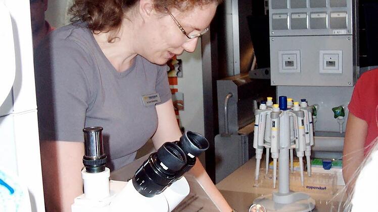 Dr. Anne Wiekenberg erklärt den Atomaufbau von Geschmäckern.