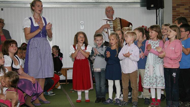 Die Kinder aller Klassen hatten altbekannte Lieder einstudiert: Von "Alle Schulen sind geschlossen", bis zum "Kulmbachlied" und dem Lied "Mein Heimatort" oder "Brüderchen, komm tanz mit mir" reichte die Palette.