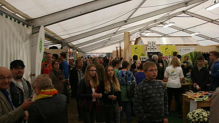 Blick in eines der Ausstellungszelte Foto: Richard Michels