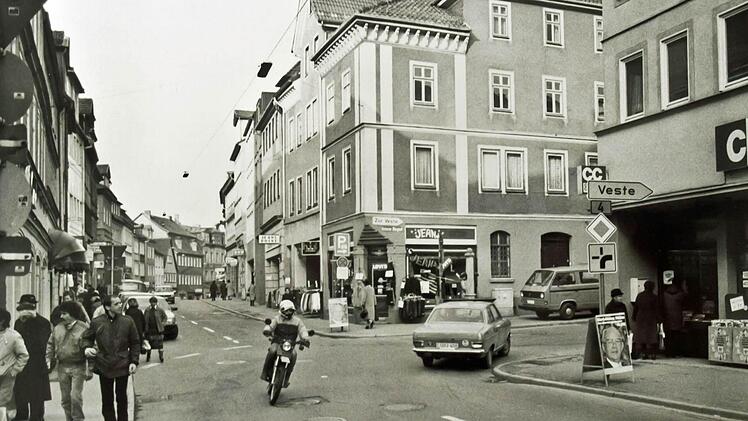 Flott um die Ecke kurven zum Unteren Bürglaß wie auf dem Foto unten links ist nicht mehr möglich, seit dieser Bereich zur Fußgängerzone umgestaltet wurde.