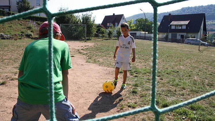 Die Spielplatz-Tester auf dem Euerdorfer Spielplatz. Foto: Ralf Ruppert