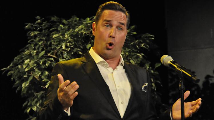 Carsten Süss ist nicht nur ein hervorragender Tenor, sondern auch ein spitzfindiger Moderator, der exzellent durchs Programm führen kann.  Foto: Peter Klopf