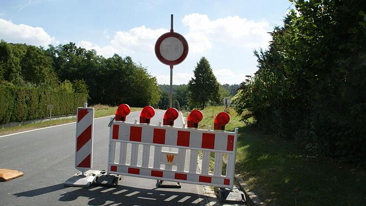 Zum Schulanfang soll die Strecke zwischen Fabrikschleichach und Karbach mit Ampelregelung einspurig wieder befahrbar sein, dafür beginnen am 19. September zweiwöchige Deckenbauarbeiten zwischen Wustviel und der Landkreisgrene nach Schweinfurt